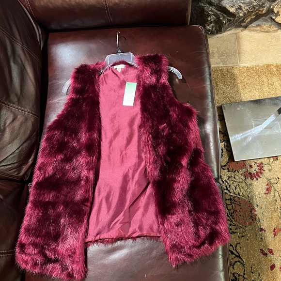 Decree NWT Burgundy Faux Fur Vest - Picture 3 of 5